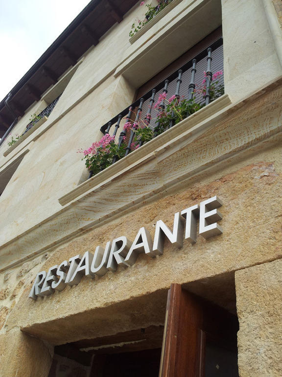 Hostal Restaurante La Muralla Oña Exterior foto